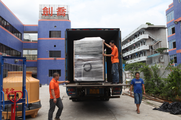 圖為發(fā)往美的冷熱沖擊試驗箱裝貨中